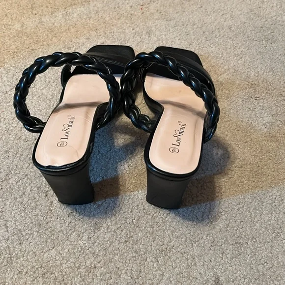 Black Heel Sandals 🩷 - Picture 3 of 6